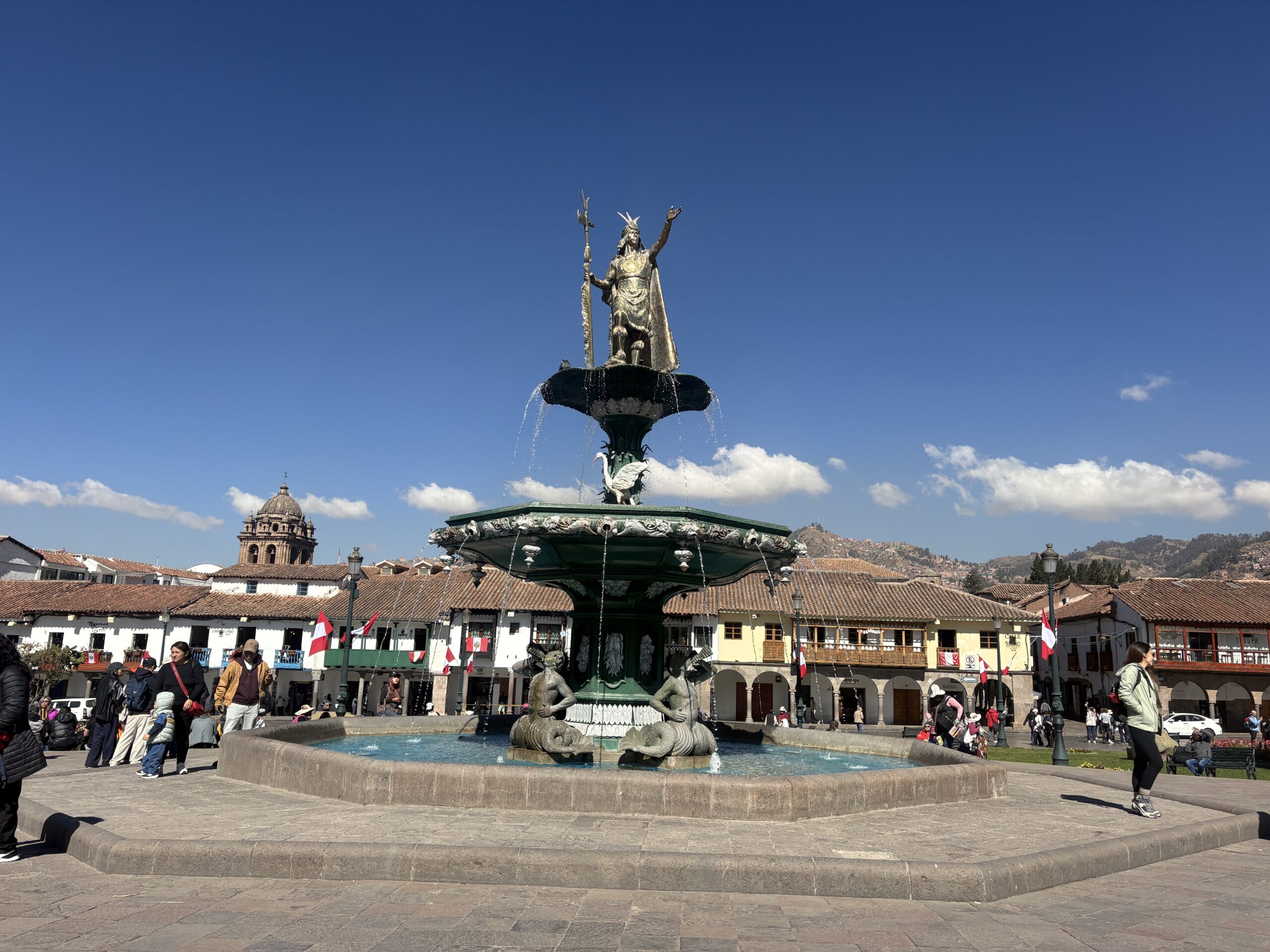 Estatua del Inca en Plaza de Armas, punto de encuentro del recorrido de Free Walking Tour Cusco
