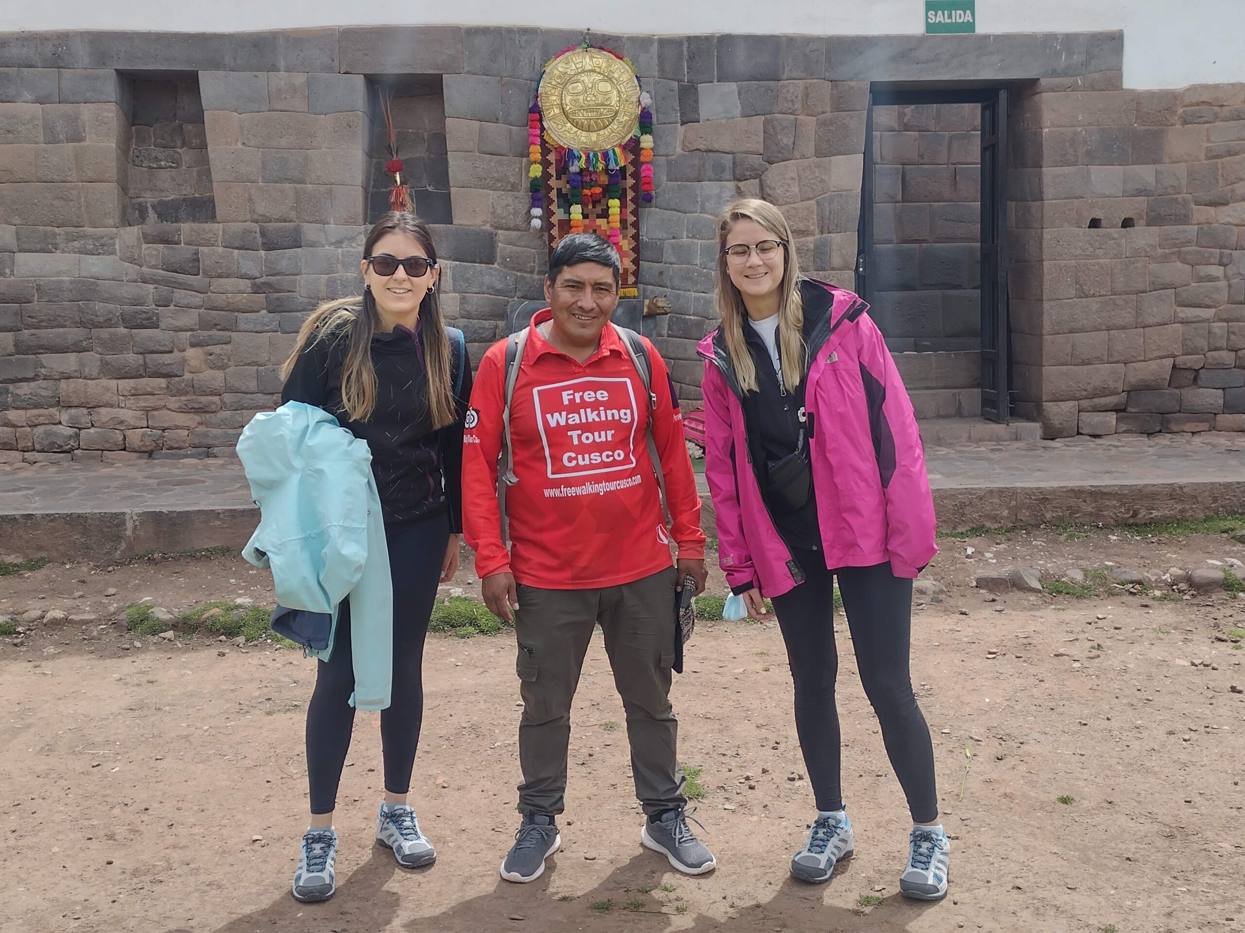 Guía de Free Walking Tour Cusco conduce una visita por la ciudad