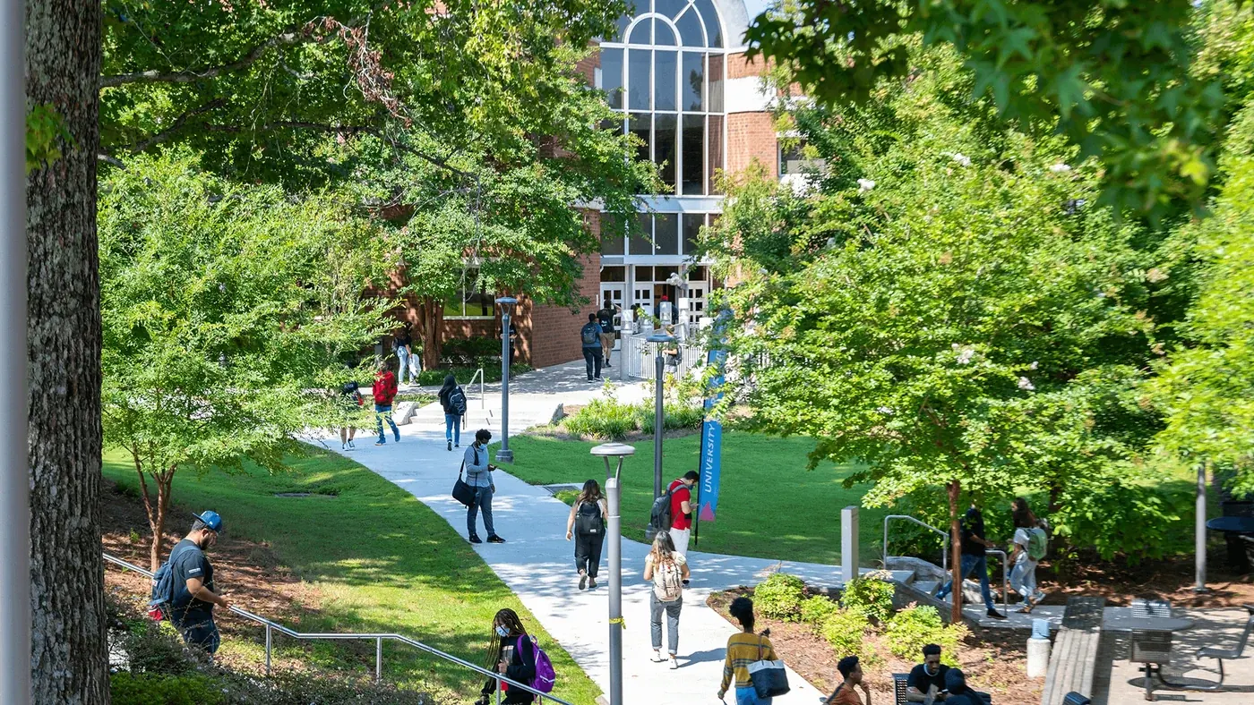 Estudiantes caminan junto al observatorio del campus Dunwoody de Perimeter College