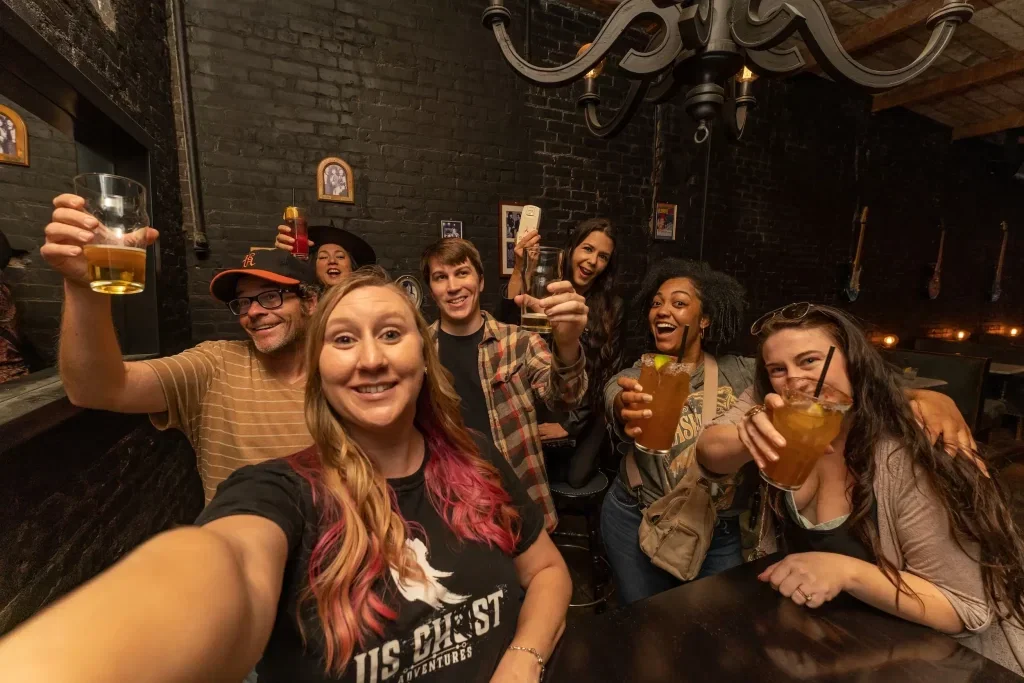 Grupo comparte una bebida durante el tour de pubs temático de Gettysburg
