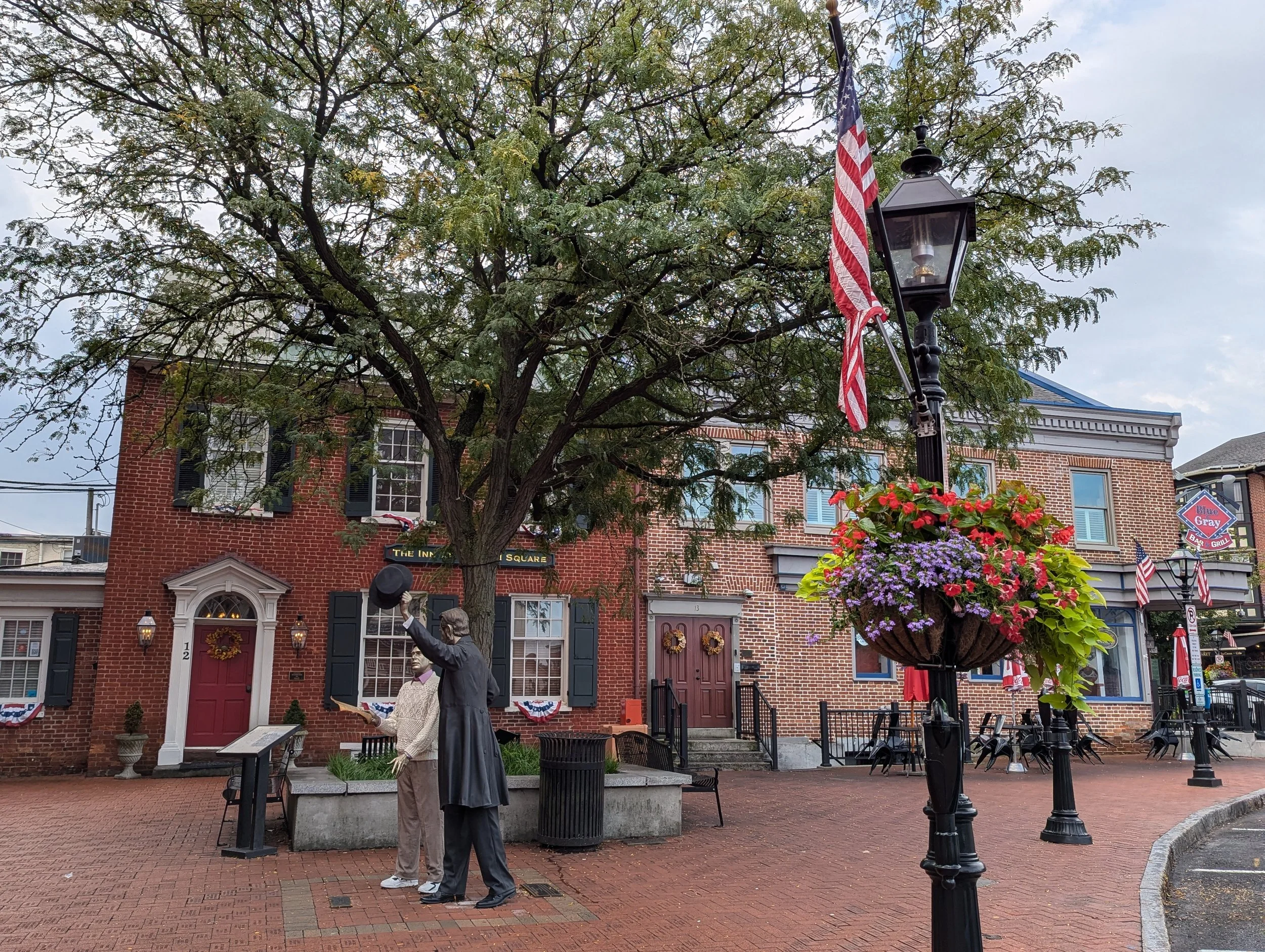 Guía y visitantes en una ruta a pie por el centro de Gettysburg