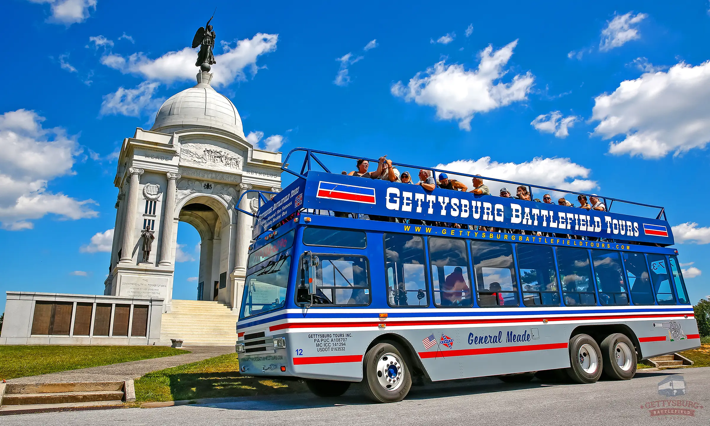 Autobús turístico de Gettysburg Battlefield Tours ante un monumento del campo de batalla
