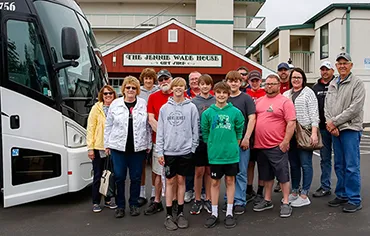 Grupo de visitantes junto al autobús para una excursión regional