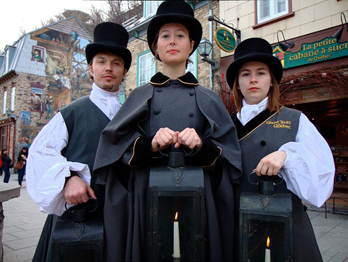 Guías caracterizados de Ghost Tours of Québec en el casco antiguo