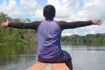Navegación por el río Amazonas durante una experiencia de Amazon Experience