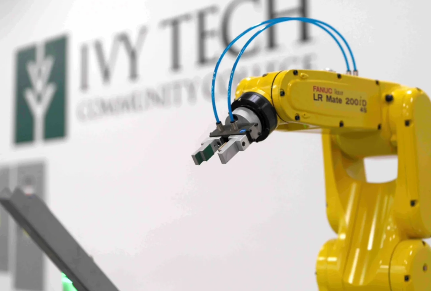 Brazo robótico industrial en el centro de formación manufacturera de Ivy Tech en 16 Tech