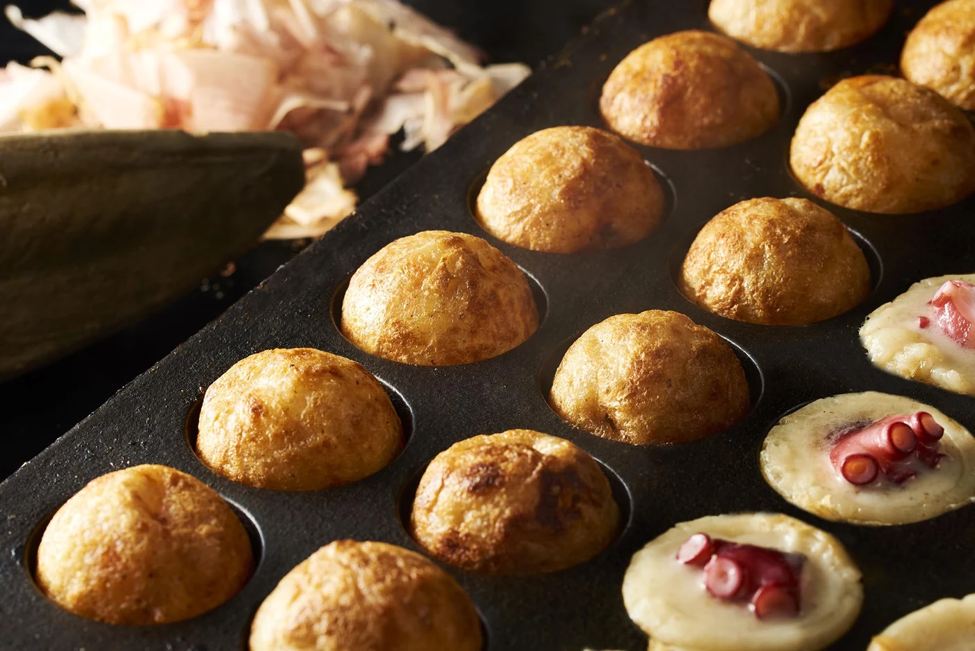 Takoyaki de Aizuya cocinándose en una plancha caliente