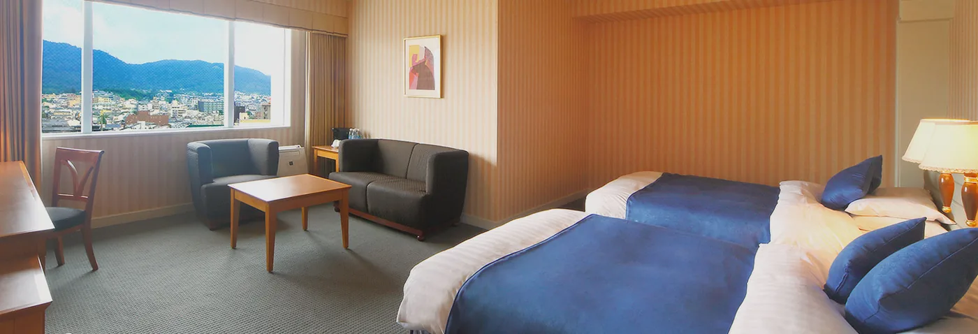 Habitación de Hotel Nikko Nara con dos camas y mobiliario claro