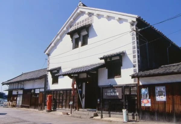 Almacén portuario histórico que alberga la exposición del Irohamaru en Tomonoura
