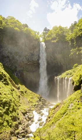 Cataratas Kegon cayendo desde la pared rocosa hacia el desfiladero