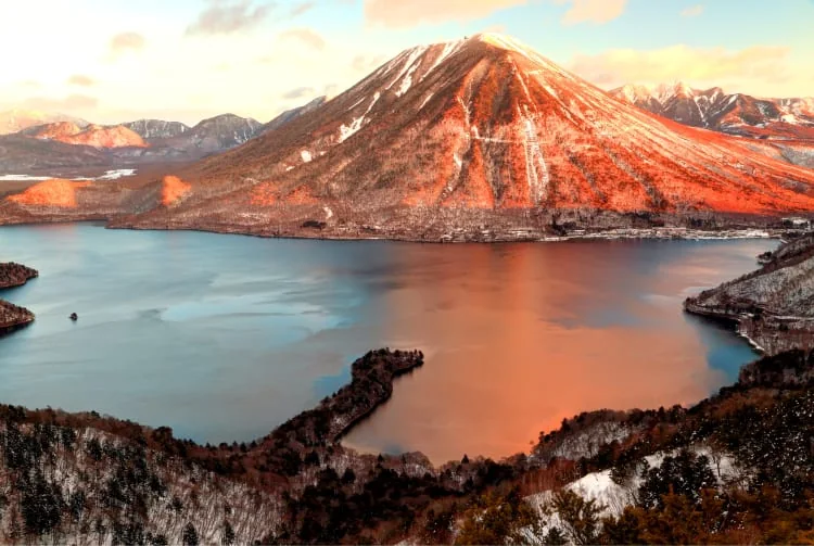 Lago Chuzenji rodeado de montañas boscosas en Nikko