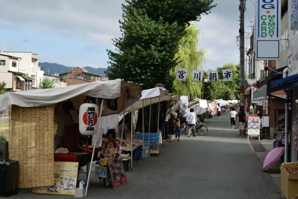 Puestos del mercado matutino de Miyagawa junto al río en Takayama