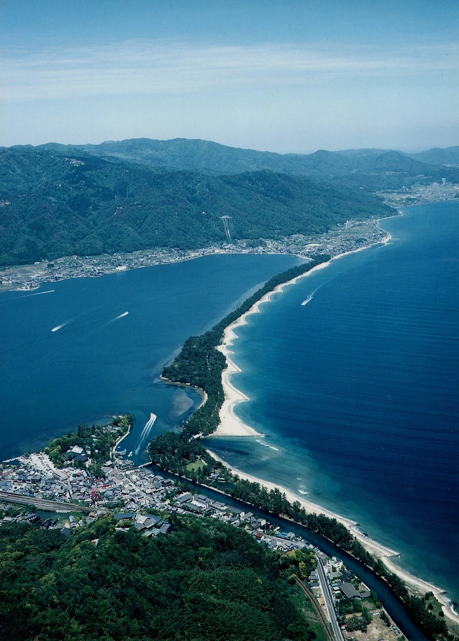 Pinos sobre el banco de arena de Amanohashidate