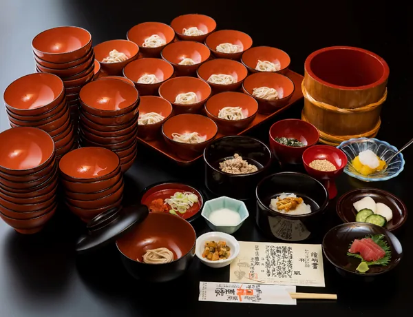 Cuencos de wanko soba servidos en Azumaya Honten, Morioka