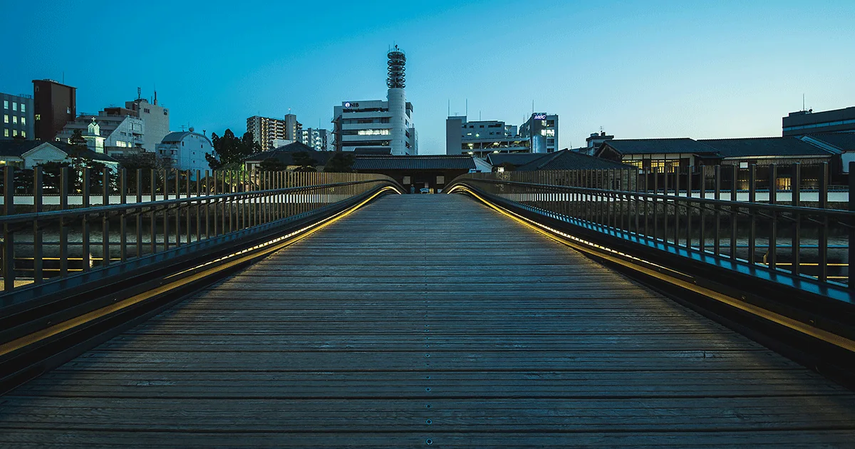 Pasarela histórica y vista hacia la zona portuaria de Dejima