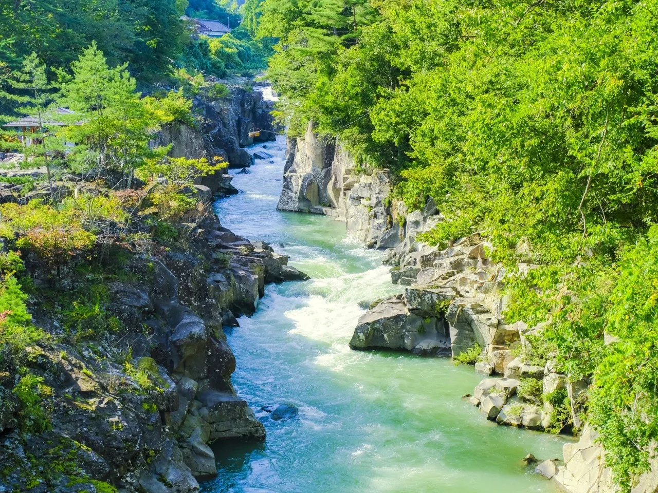 Río y formaciones rocosas en la garganta de Genbikei