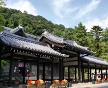 Edificio de madera de Goshonoyu en Kinosaki Onsen