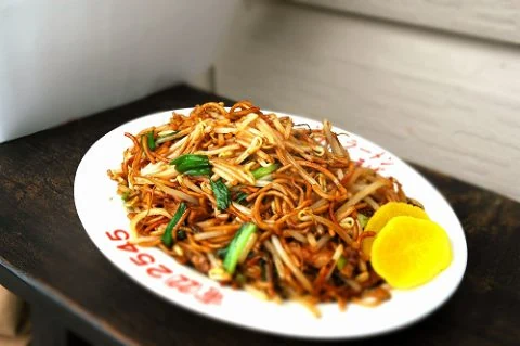 Plato de yakisoba de Hita de Sankyū, fotografía de la asociación turística municipal.