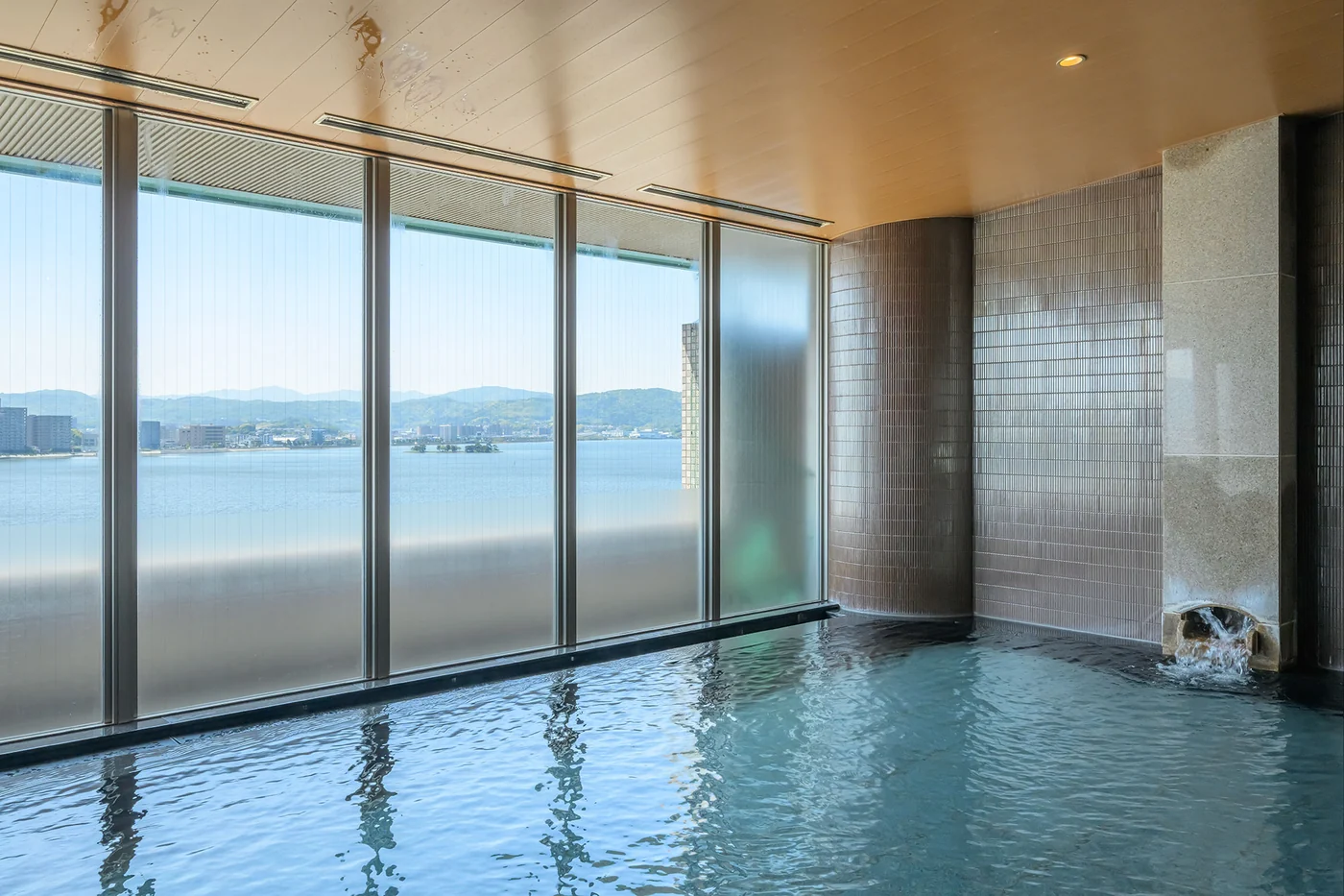 Baño termal panorámico de Hotel Ichibata con vistas al lago Shinji
