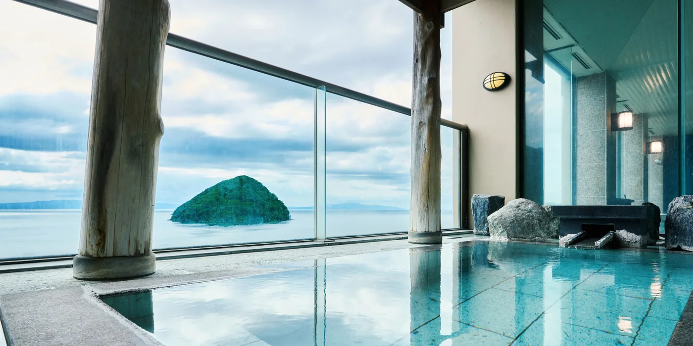 Baño termal del noveno piso de Nanbuya Kaisenkaku con vistas a la bahía de Mutsu