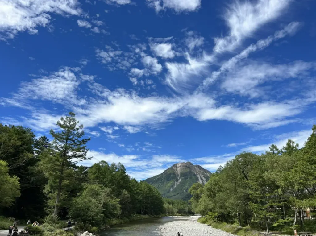 Vista río abajo desde Kappa Bridge hacia el monte Yakedake, en Kamikochi.