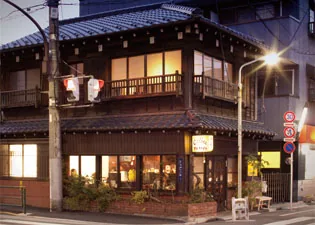 Interior y edificio histórico de Kayaba Coffee en Yanaka