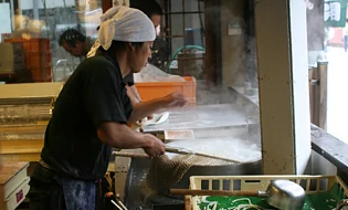 Udon de Tentekomai en la calle de acceso a Kotohira-gu