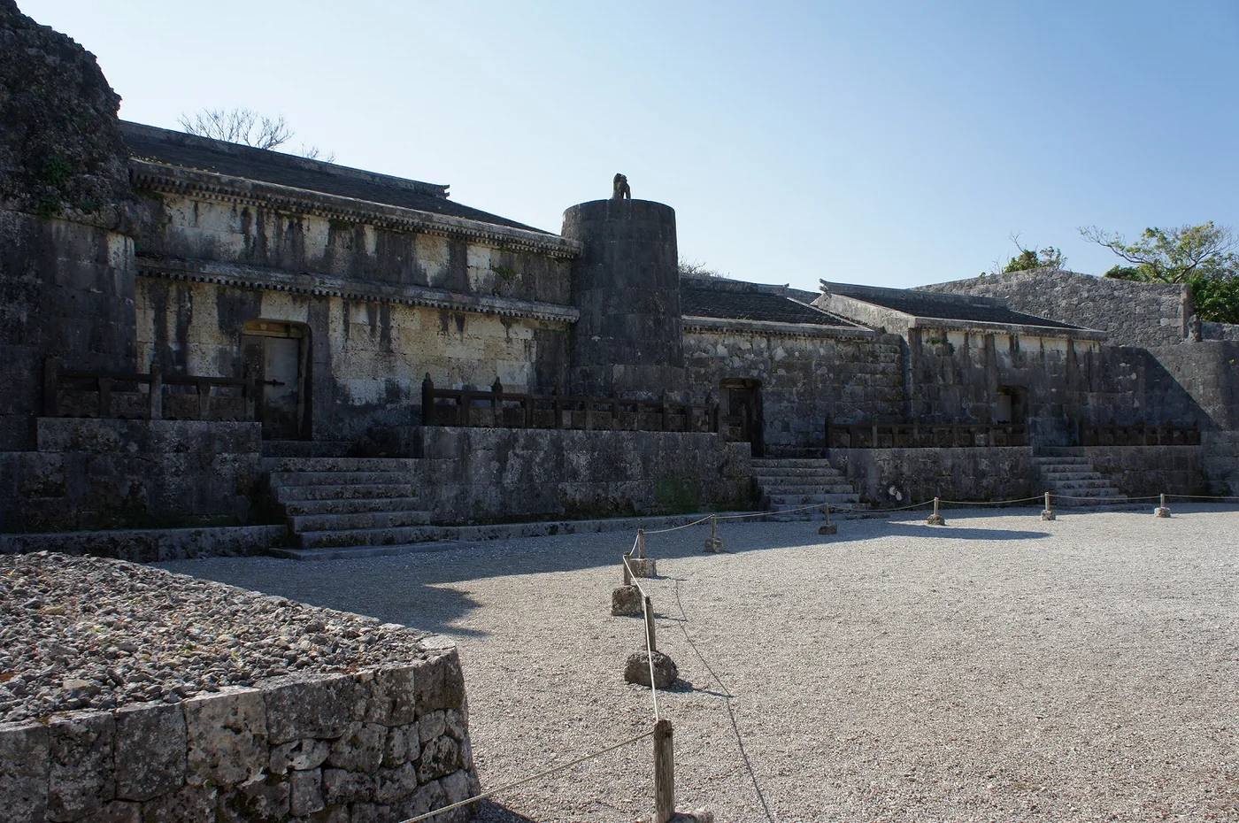 Fachada de piedra del mausoleo real de Tamaudun en Shuri
