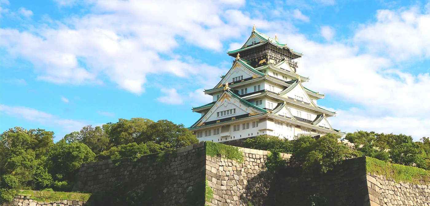 El Museo del Castillo de Osaka sobre los fosos y jardines