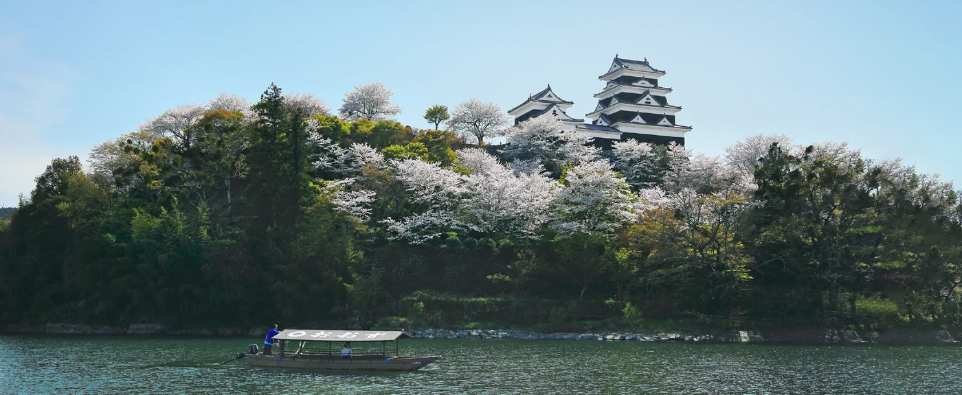 El castillo de Ōzu sobre el río Hijikawa y el paisaje del pueblo.