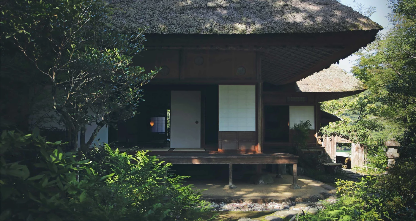 Villa tradicional de Garyū Sansō con techo de paja y jardín en Ōzu.