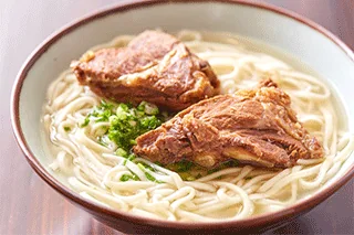 Cuenco de Yaeyama soba de Shima Soba Ichibanchi