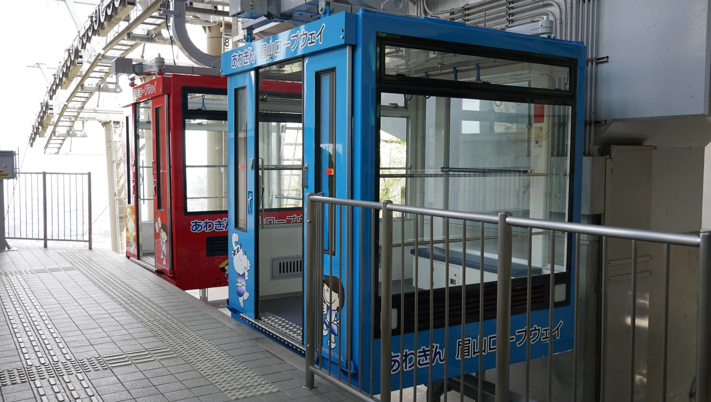 Cabinas de colores del teleférico Awagin Bizan en la estación de la montaña.