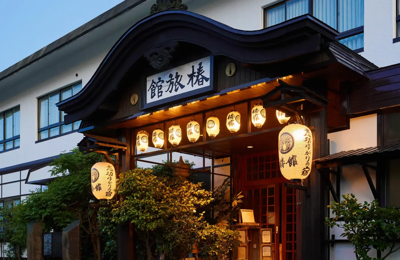 Entrada iluminada del ryokan Tsubakikan en Asamushi Onsen