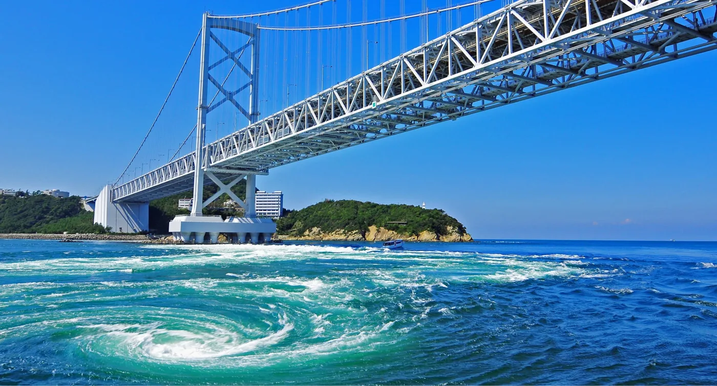 Pasarela Uzu-no-Michi bajo el puente Ōnaruto, fotografía del sitio oficial.