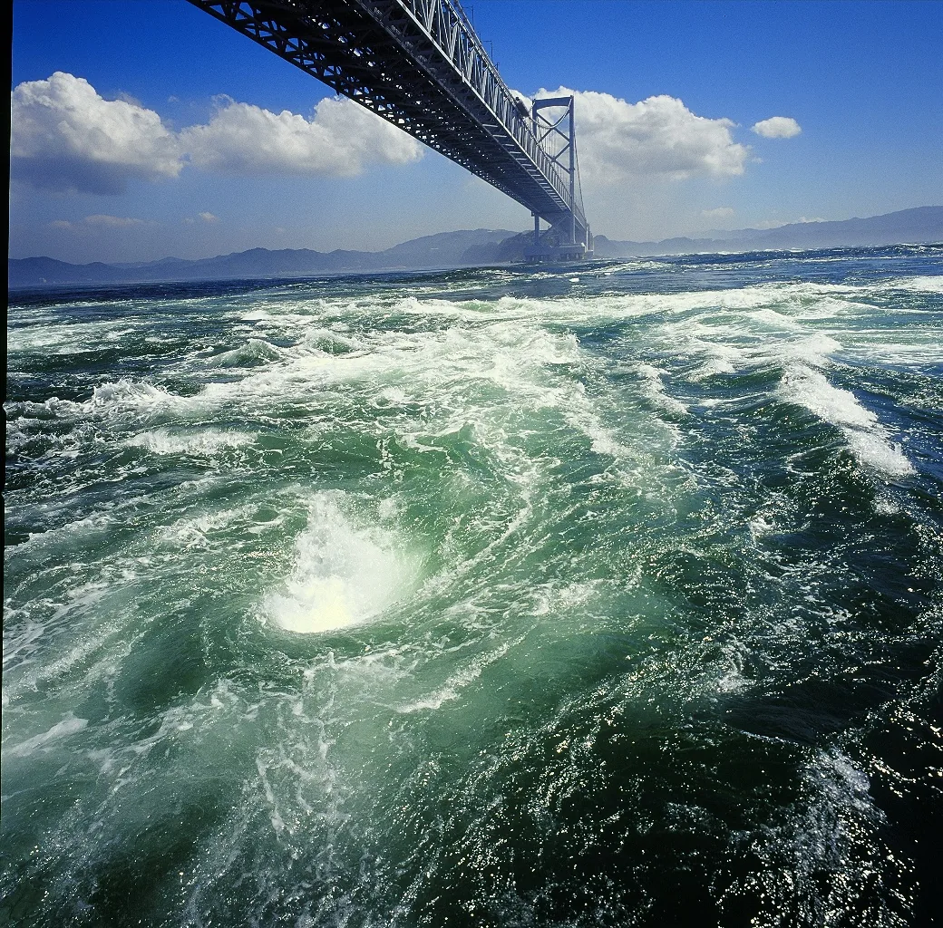 Barco de UZUSHIO KISEN para observar los remolinos de Naruto; fotografía de la galería oficial.
