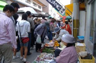 Puesto de mariscos en la calle del mercado matinal de Yobuko, según la fotografía turística oficial.
