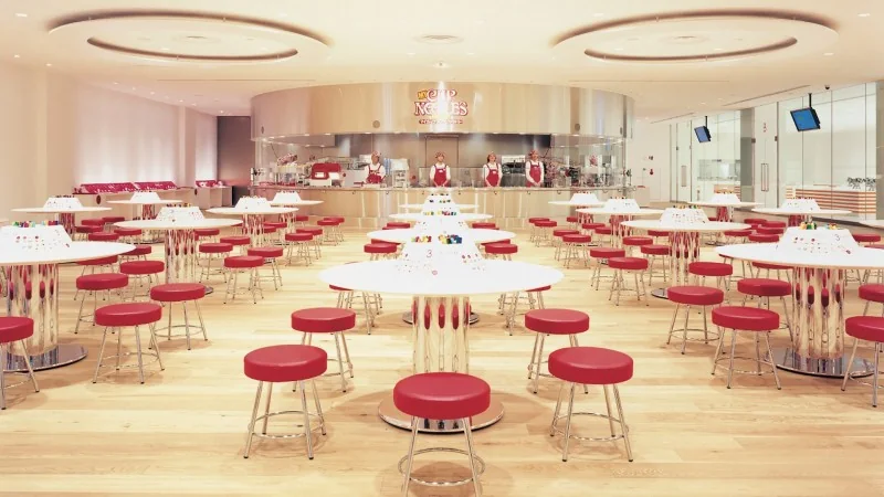 Actividad interactiva de diseño de un vaso de fideos en el museo de Yokohama
