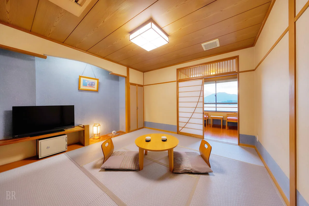 Habitación de tatami con vistas al Fuji publicada en la web oficial de Hotel Asafuji.