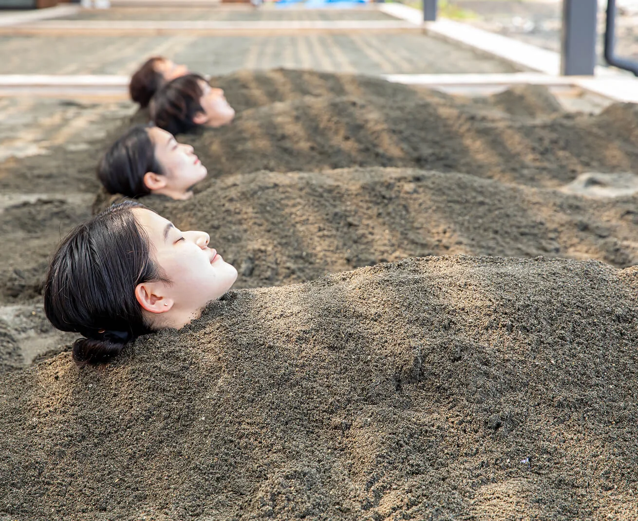 Baño de arena de Sand SPA en la costa de Beppu, fotografía de su web oficial.