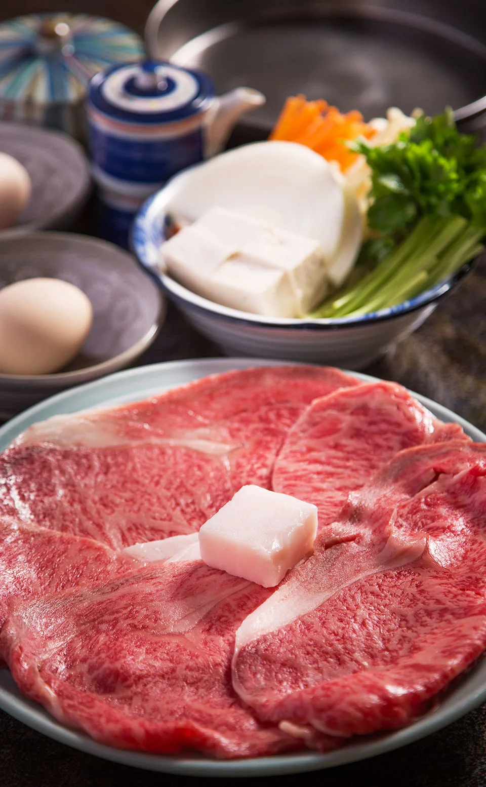 Plato de sukiyaki mostrado en el sitio oficial de Gyugin Honten.