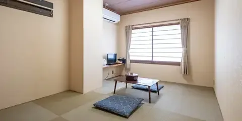 Habitación japonesa sencilla de Kawaguchiko Station Inn, mostrada en la galería oficial.