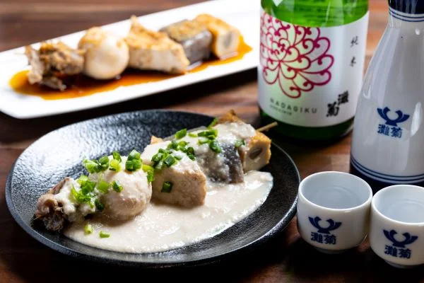酒粕だれのおでんと灘菊の酒。酒蔵公式サイト掲載写真。