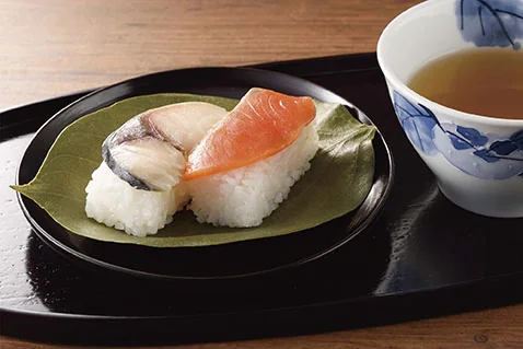 Sushi de hoja de caqui de la tienda Tanaka junto a la estación Kintetsu Nara.