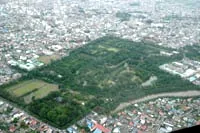 Vista de los fosos y jardines del parque histórico del castillo de Hirosaki