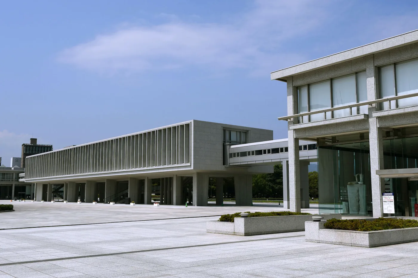 Edificio del Museo Conmemorativo de la Paz de Hiroshima visto desde el parque
