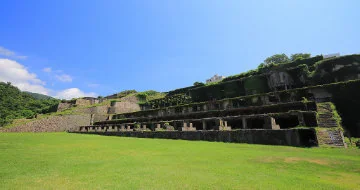 Ruinas exteriores de la planta de flotación de Kitazawa, imagen de la guía turística oficial de Sado.