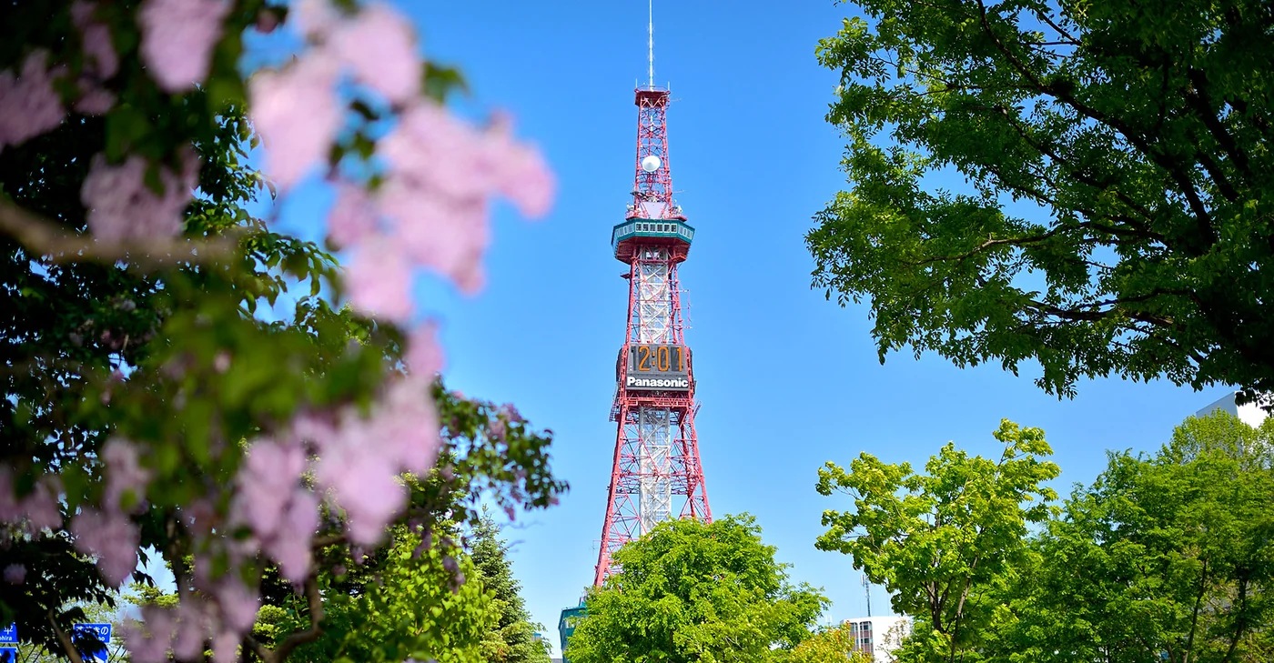 La torre de televisión de Sapporo junto al parque Ōdōri