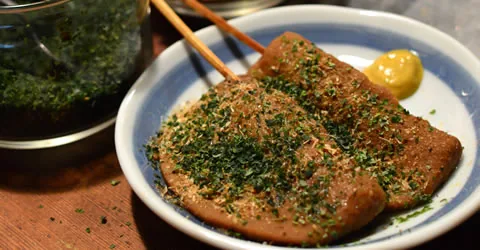 Oden y platos a la brasa en Mikawaya, Aoba Yokochō.