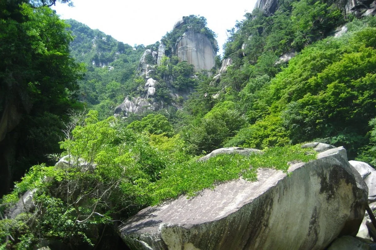 El río y las formaciones rocosas del desfiladero de Shosenkyo.